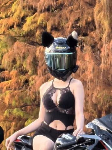情趣内衣女骑士的摩托风采  第4张