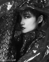 李宇春黑白光影中的先锋叙事解构时尚与身份的视觉诗篇  第4张