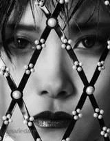 李宇春黑白光影中的先锋叙事解构时尚与身份的视觉诗篇  第1张