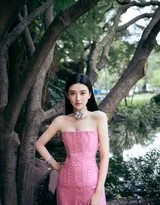 梁洁粉色芭比抹胸连体裤写真展甜酷风潮  第3张