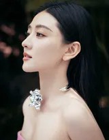 梁洁粉色芭比抹胸连体裤写真展甜酷风潮  第4张