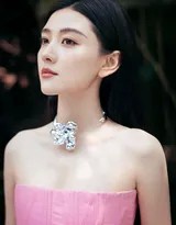 梁洁粉色芭比抹胸连体裤写真展甜酷风潮  第2张