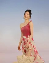 江疏影海滨风情光影漫舞展修长身姿  第1张
