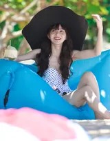 田曦薇海边漫游记 波点比基尼漾开夏日甜梦  第2张