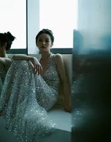 田曦薇私房写真演绎闪耀蜕变深V钻裙展露多元魅力  第3张