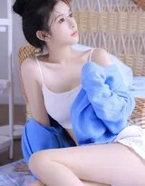 粉蓝交织的纯欲诗篇 丸子头少女的私房光影絮语  第4张