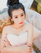 粉裙丸子头少女写真：捕捉春日里的浪漫与灵动  第3张