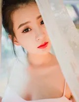 粉裙丸子头少女写真：捕捉春日里的浪漫与灵动  第2张