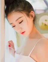 粉裙丸子头少女写真：捕捉春日里的浪漫与灵动  第1张