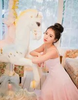 粉裙丸子头少女写真：捕捉春日里的浪漫与灵动  第4张