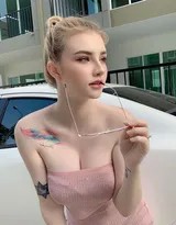 丰满纹身美女的跳跃瞬间：街拍艺术与身体美学的探索  第3张