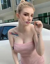 丰满纹身美女的跳跃瞬间：街拍艺术与身体美学的探索  第2张