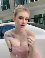 丰满纹身美女的跳跃瞬间：街拍艺术与身体美学的探索  第1张