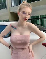 丰满纹身美女的跳跃瞬间：街拍艺术与身体美学的探索  第4张