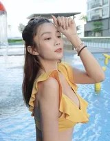 夏日泳池边的曼妙光影  第4张