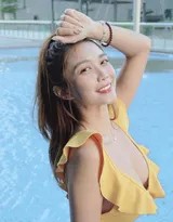 夏日泳池边的曼妙光影  第7张