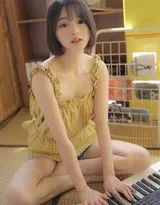 纸箱头盔下的奇幻宣言：一位纹身少女的居家艺术剧场  第2张