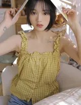 纸箱头盔下的奇幻宣言：一位纹身少女的居家艺术剧场  第3张