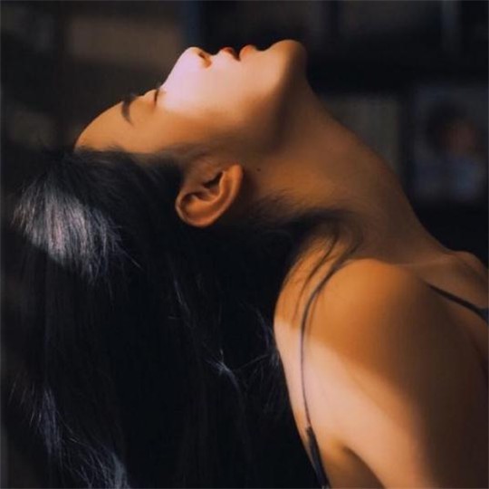 蜷缩的躯体与未曾言说的故事：解读那些关于孤独、坚韧与不舍的影像  第2张