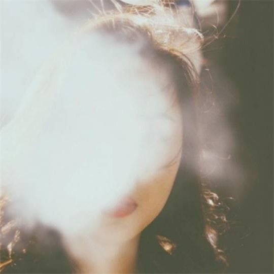 蜷缩的躯体与未曾言说的故事：解读那些关于孤独、坚韧与不舍的影像  第1张