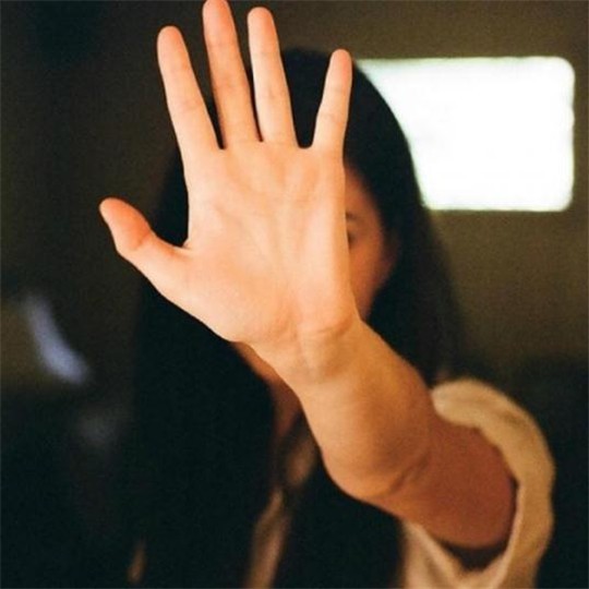 蜷缩的躯体与未曾言说的故事：解读那些关于孤独、坚韧与不舍的影像  第3张