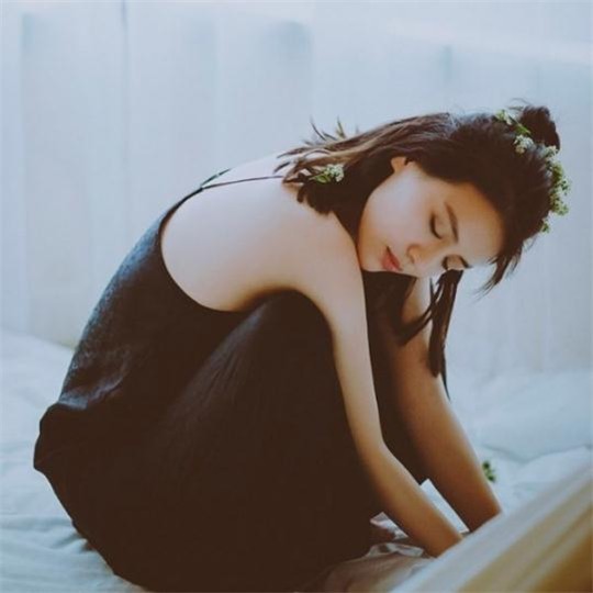 蜷缩的躯体与未曾言说的故事：解读那些关于孤独、坚韧与不舍的影像  第4张