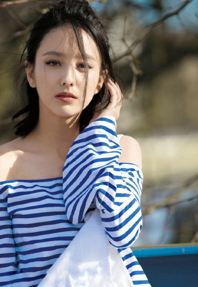 佟丽娅半丸子头时尚大片演绎柔美新风尚  第2张