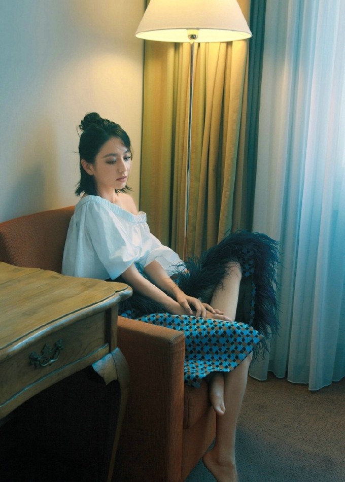 佟丽娅半丸子头时尚大片演绎柔美新风尚  第4张