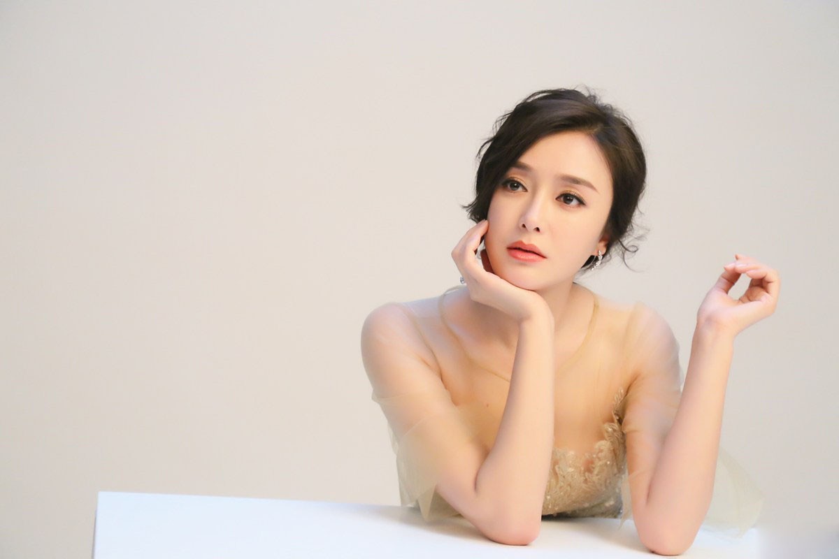 光影流转间尽显温婉秦岚时尚大片幕后花絮定格动人瞬间  第5张