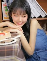 静谧光影中盛开 一位齐刘海女孩与岁月的温柔对白  第4张