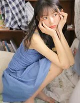 静谧光影中盛开 一位齐刘海女孩与岁月的温柔对白  第1张