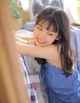 静谧光影中盛开 一位齐刘海女孩与岁月的温柔对白  第3张