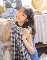 静谧光影中盛开 一位齐刘海女孩与岁月的温柔对白  第2张
