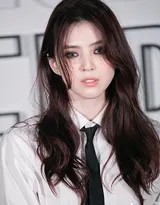 韩素希黑白风暴 衬衫领带配烟熏演绎危险浪漫  第2张
