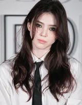 韩素希黑白风暴 衬衫领带配烟熏演绎危险浪漫  第3张