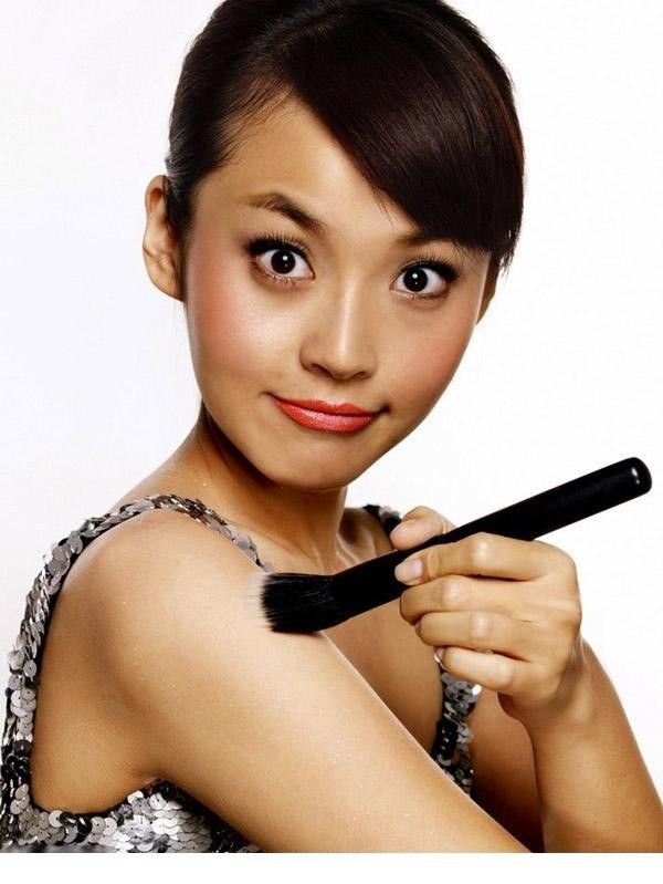 张佳宁圣诞彩妆写真 演绎娇羞灵动少女心  第3张