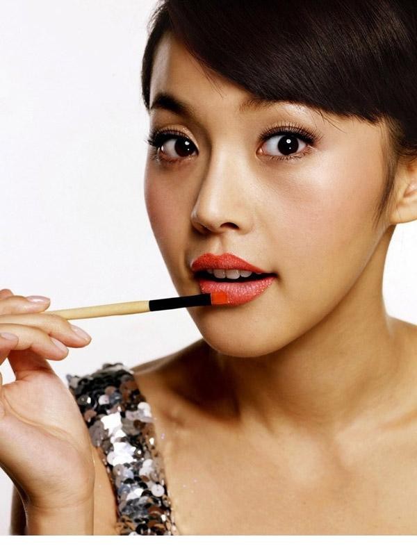 张佳宁圣诞彩妆写真 演绎娇羞灵动少女心  第2张