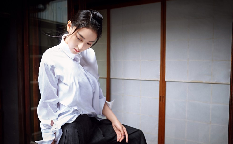 张馨予颠覆柔美形象以中性干练风诠释别样女性魅力  第3张