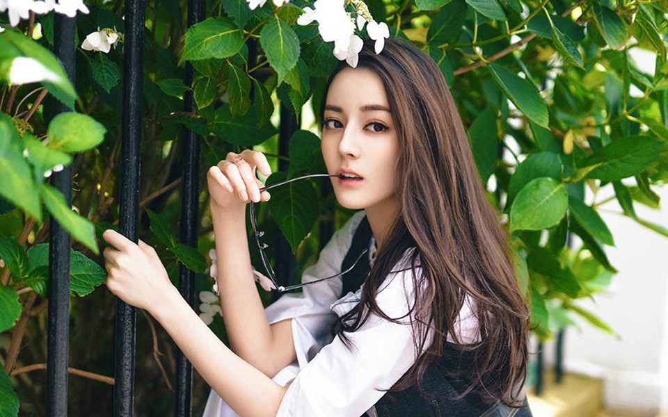 春意盎然笑靥如花迪丽热巴唯美写真绽放米兰街头  第1张
