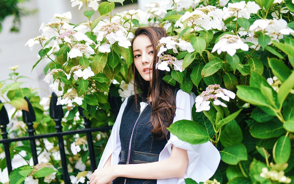 春意盎然笑靥如花迪丽热巴唯美写真绽放米兰街头  第2张