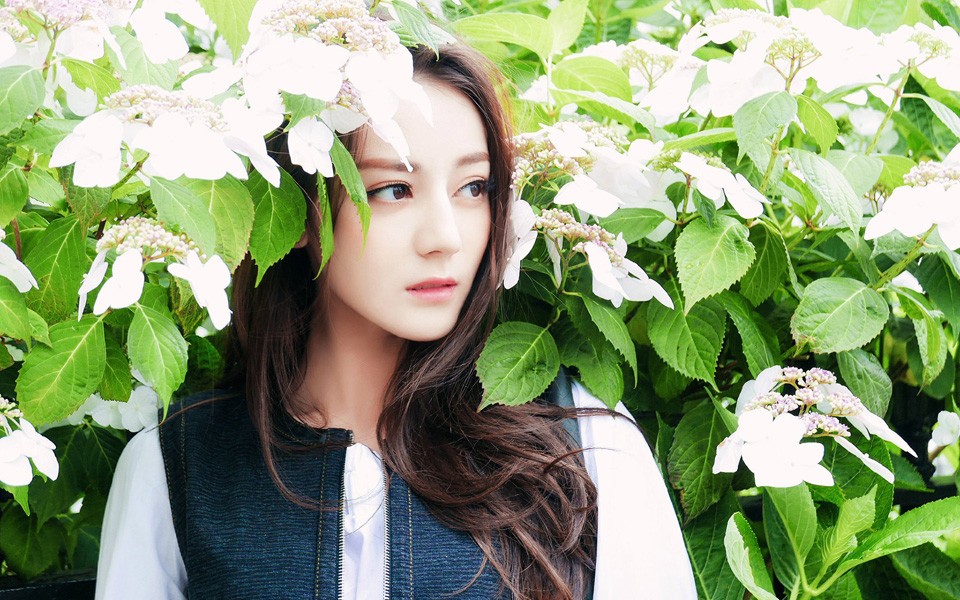 春意盎然笑靥如花迪丽热巴唯美写真绽放米兰街头  第5张