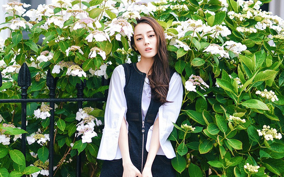 春意盎然笑靥如花迪丽热巴唯美写真绽放米兰街头  第6张