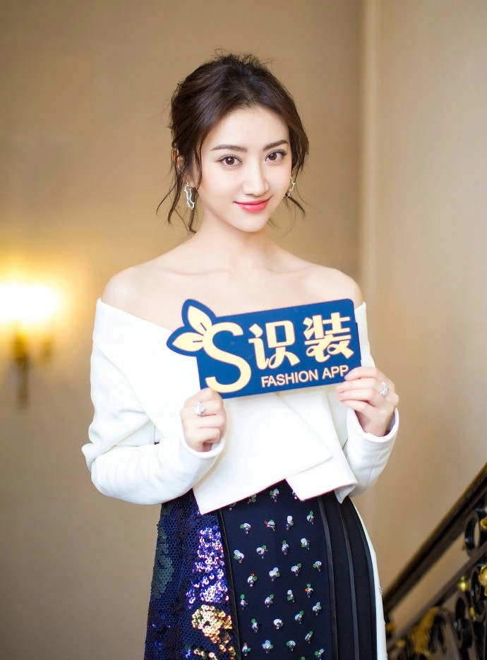 景甜星光写真优雅绽放香肩锁骨尽显曼妙身姿  第3张