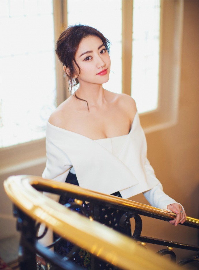 景甜星光写真优雅绽放香肩锁骨尽显曼妙身姿  第1张
