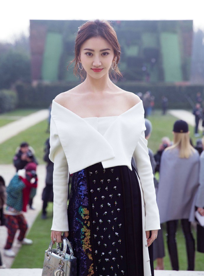 景甜星光写真优雅绽放香肩锁骨尽显曼妙身姿  第4张