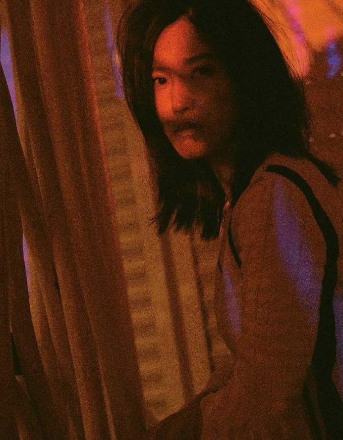 杨子姗红蓝光影大片展现慵懒迷幻魅力  第1张
