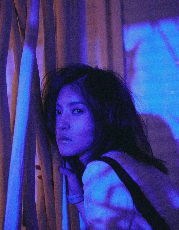 杨子姗红蓝光影大片展现慵懒迷幻魅力  第2张