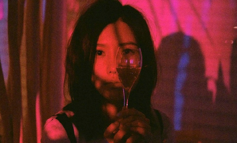 杨子姗红蓝光影大片展现慵懒迷幻魅力  第5张