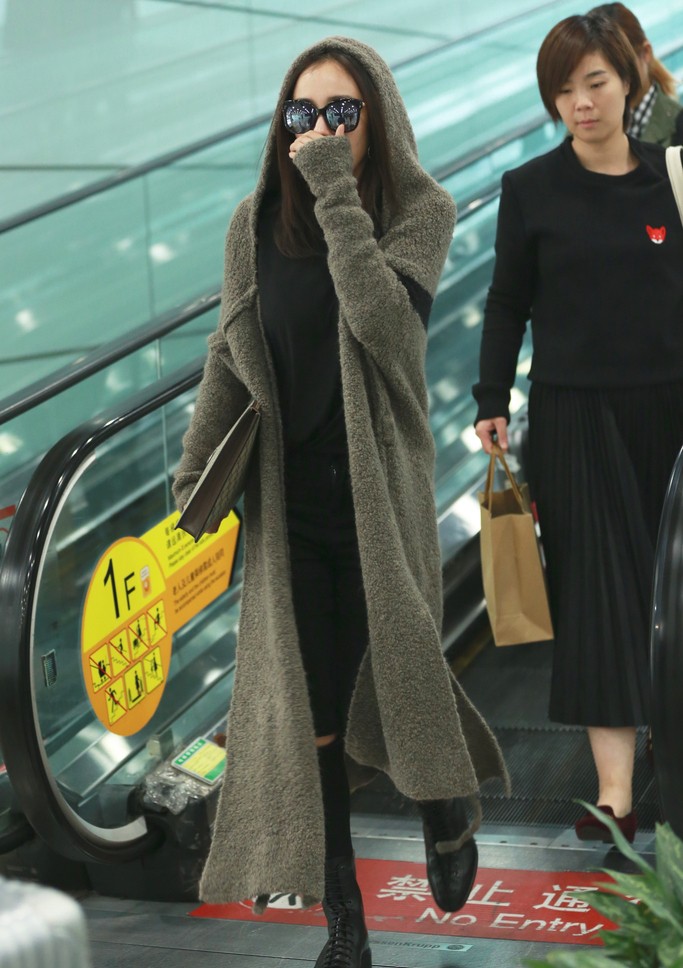 杨幂灰色长款大衣演绎初冬高冷风机场瞬间定格摩登气场  第1张