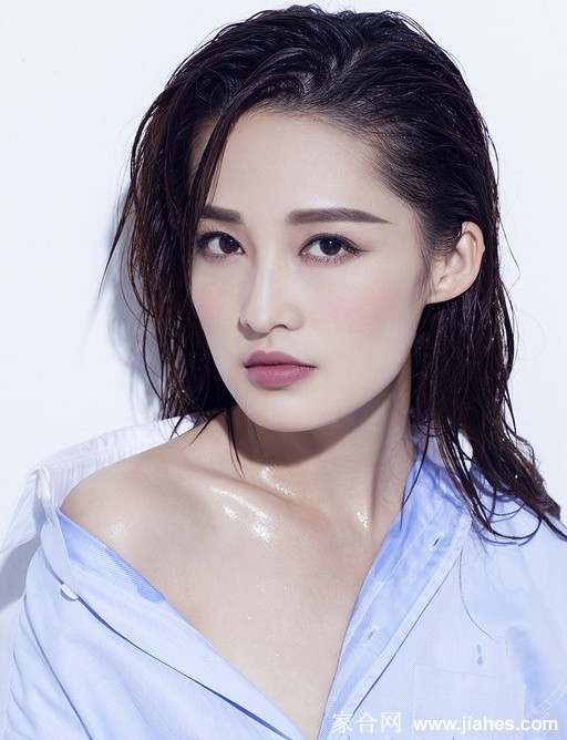 水波光影间盛放的清雅之花 李沁诠释湿发造型的灵动之美  第2张
